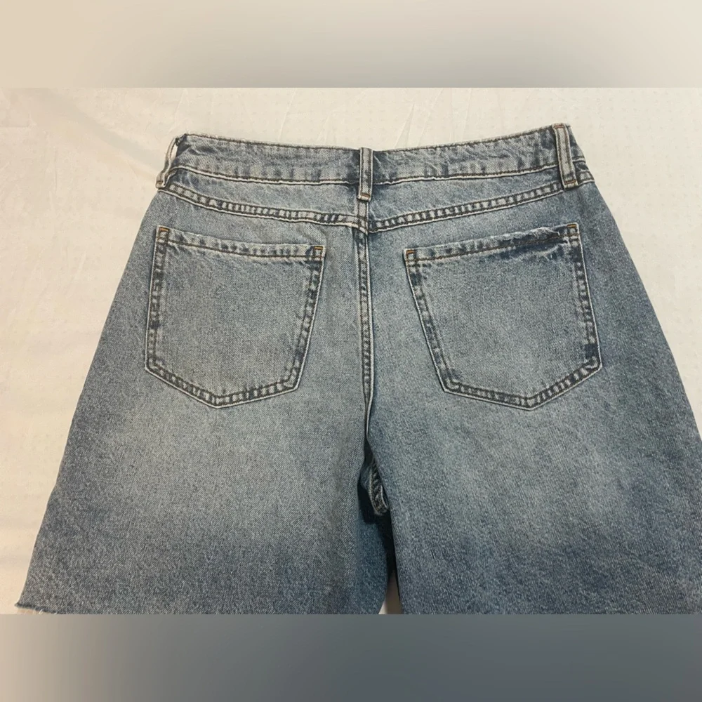 Forever 21 women's Blue Distressed Jean Shorts, size 26, New with out tags